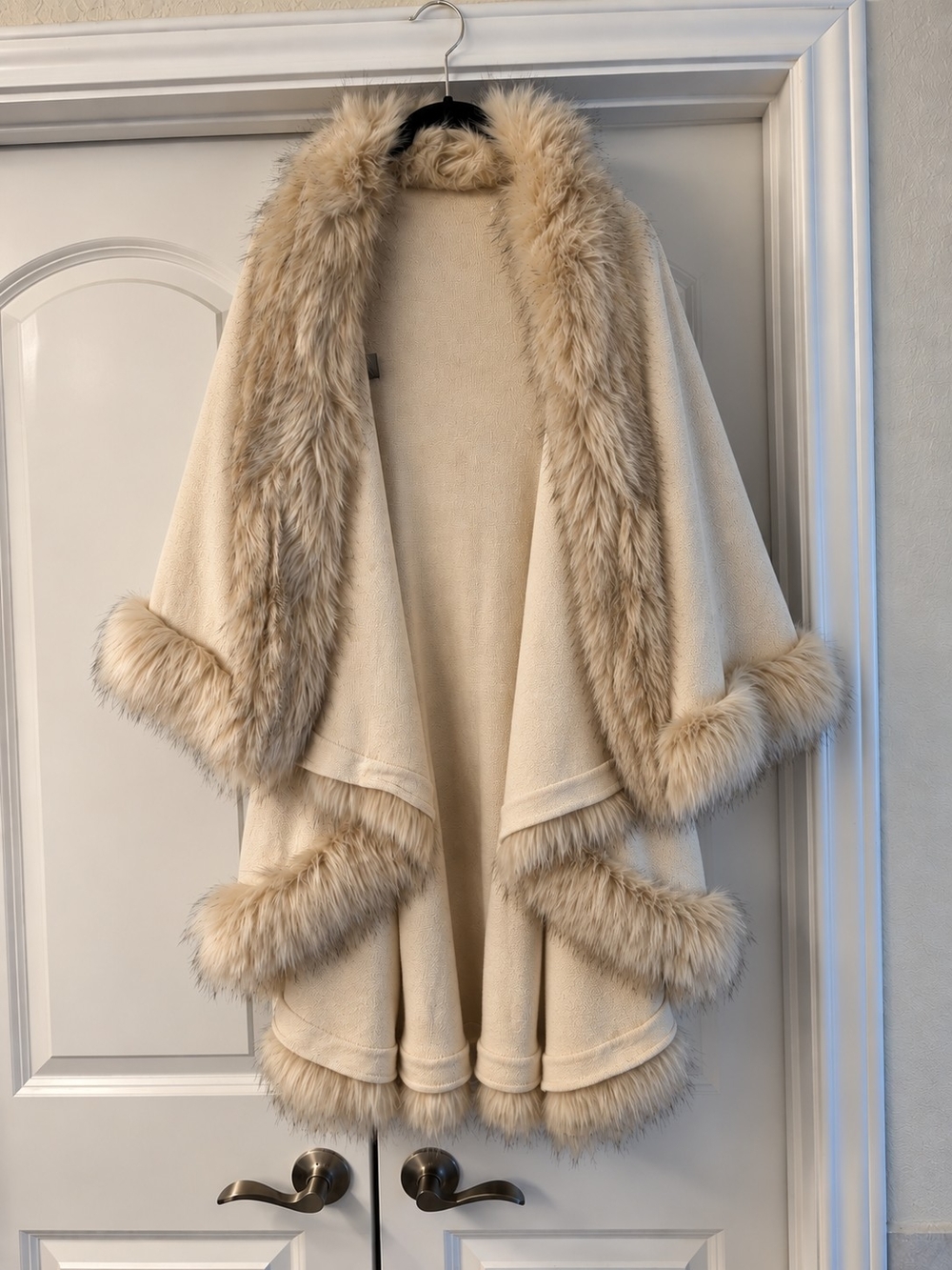 Faux-Fur Trim Cream Women's Sweater Cape